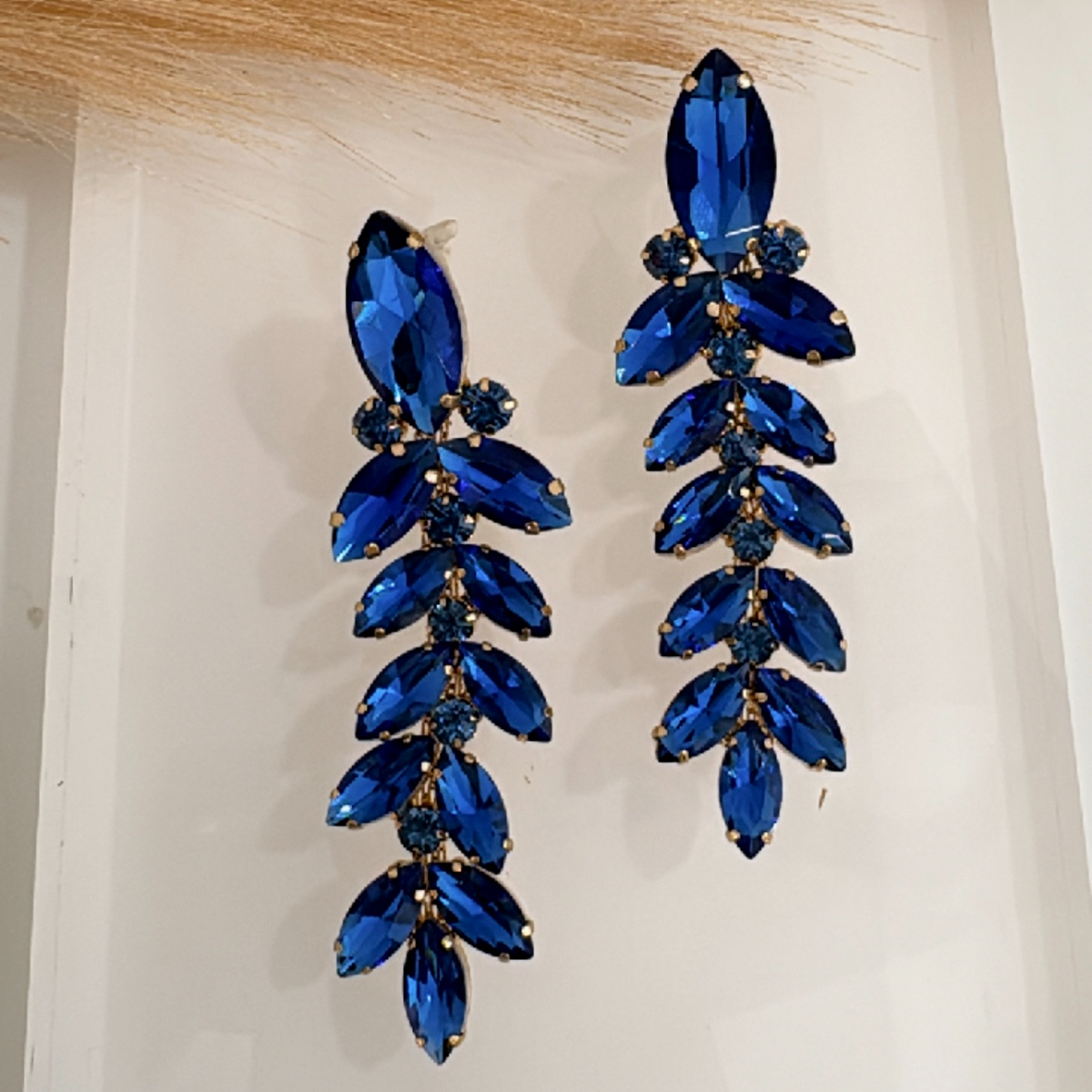 Μακριά σκουλαρίκια με μπλε κρύσταλλα σε σχέδιο φύλλο